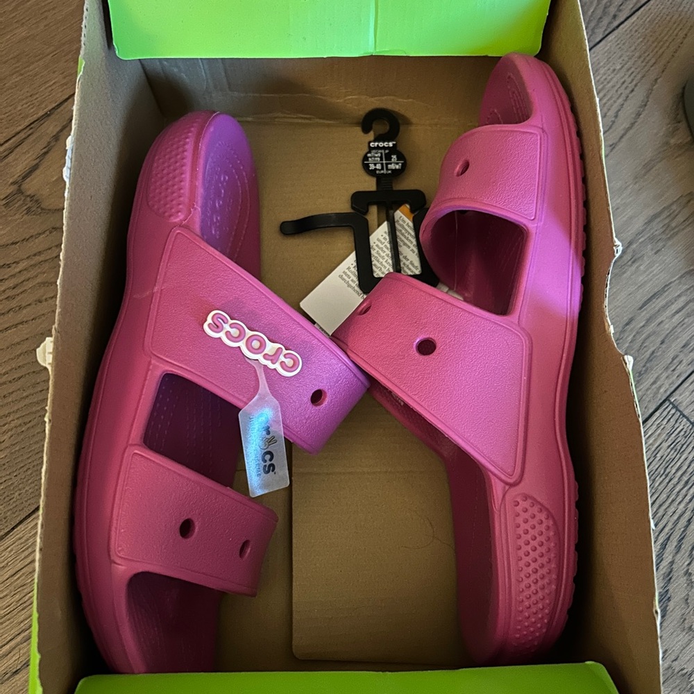 NWT! Crocs Fuchsia Fun Classic Sandals. Women’s Size 9. Includes 2 Charms. - Picture 14 of 16